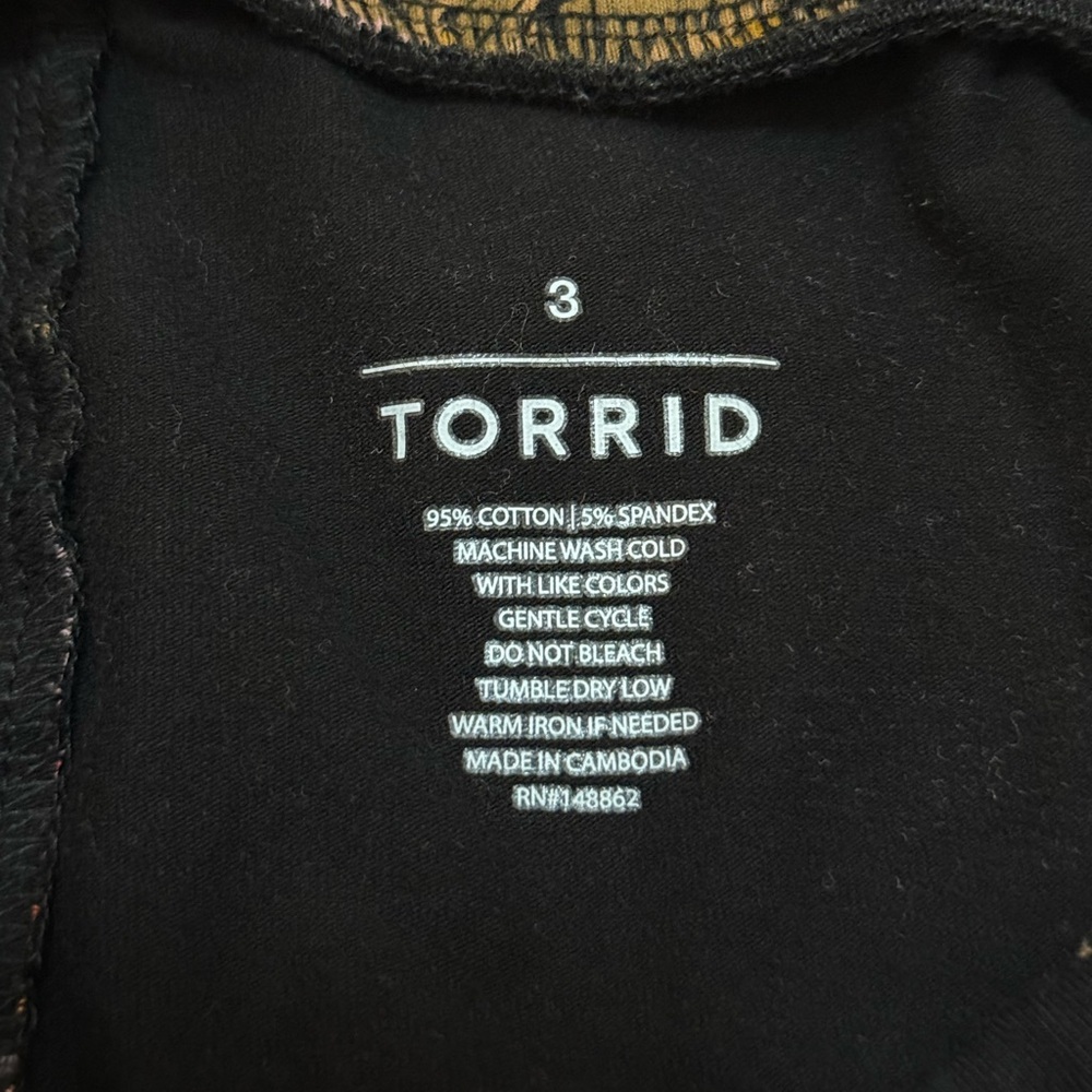 Torrid black rose floral print flare pants women’s size 3 (22/24) - Picture 4 of 4